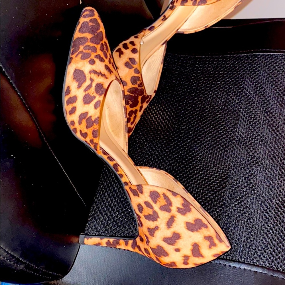 Leopard print high heels with pointy toe